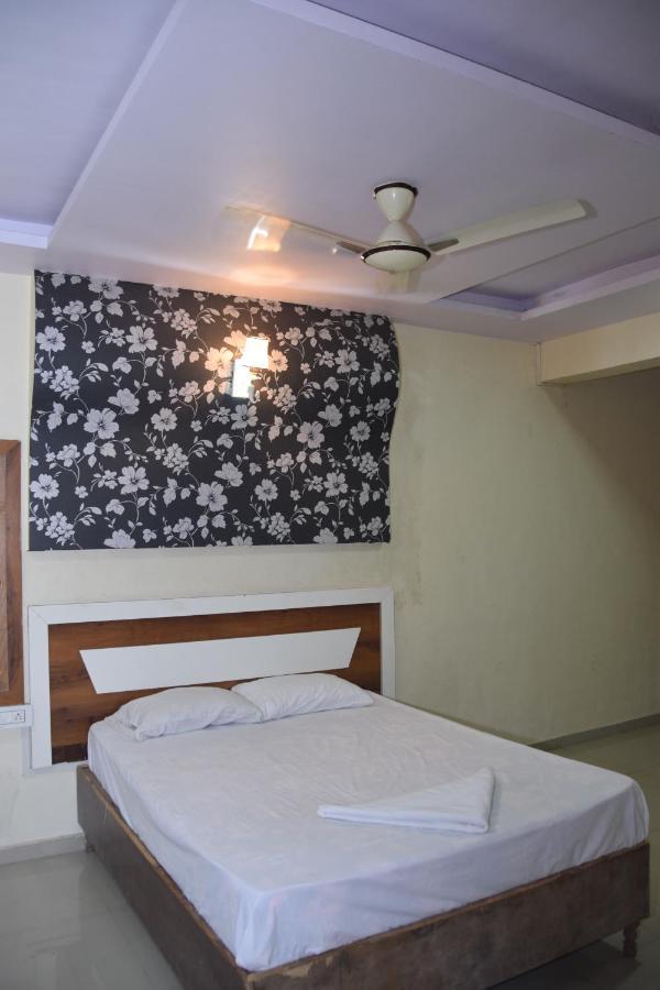 Hotel Riviera Residency Thane Buitenkant foto