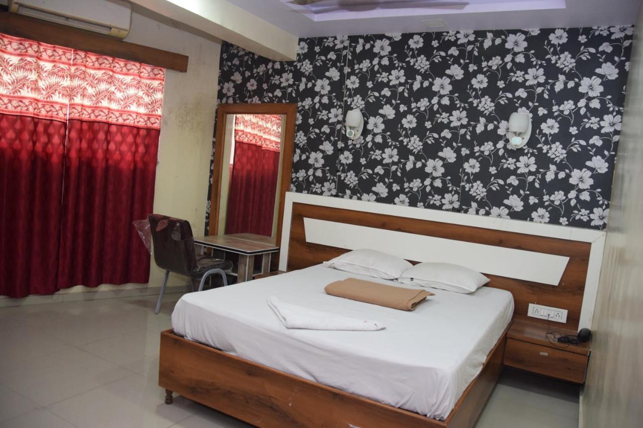 Hotel Riviera Residency Thane Buitenkant foto