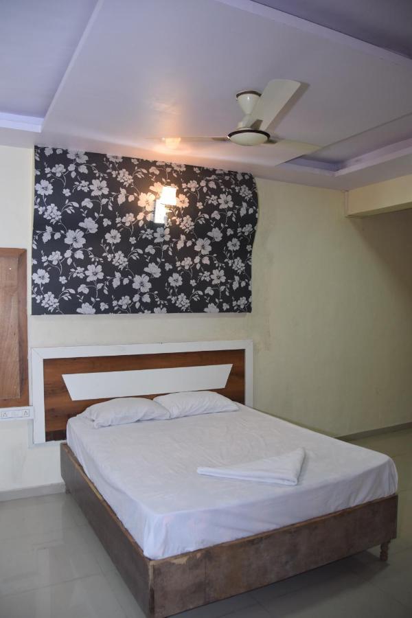 Hotel Riviera Residency Thane Buitenkant foto