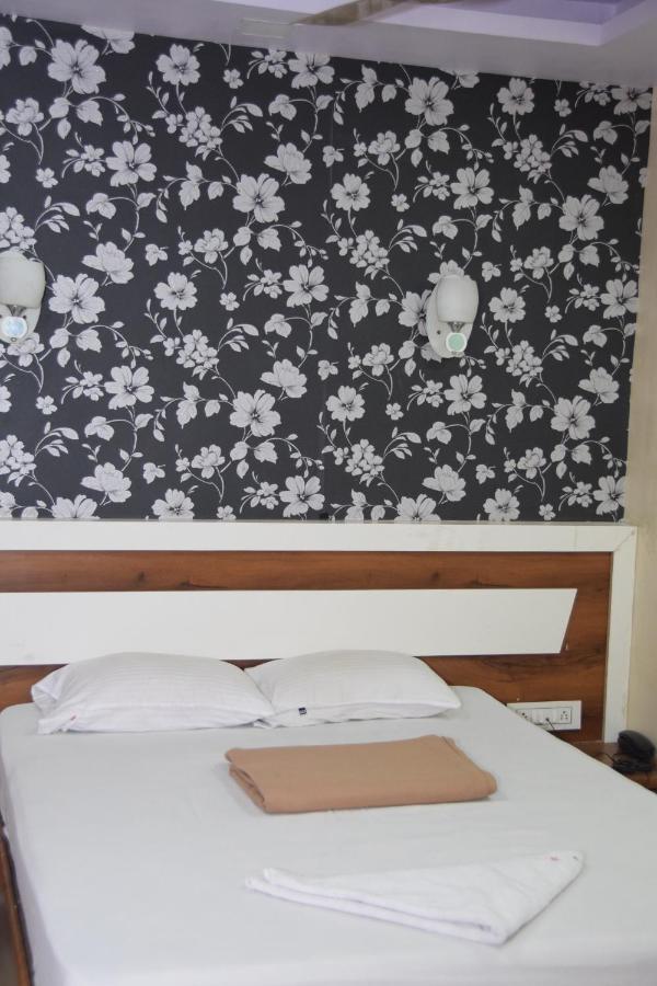 Hotel Riviera Residency Thane Buitenkant foto