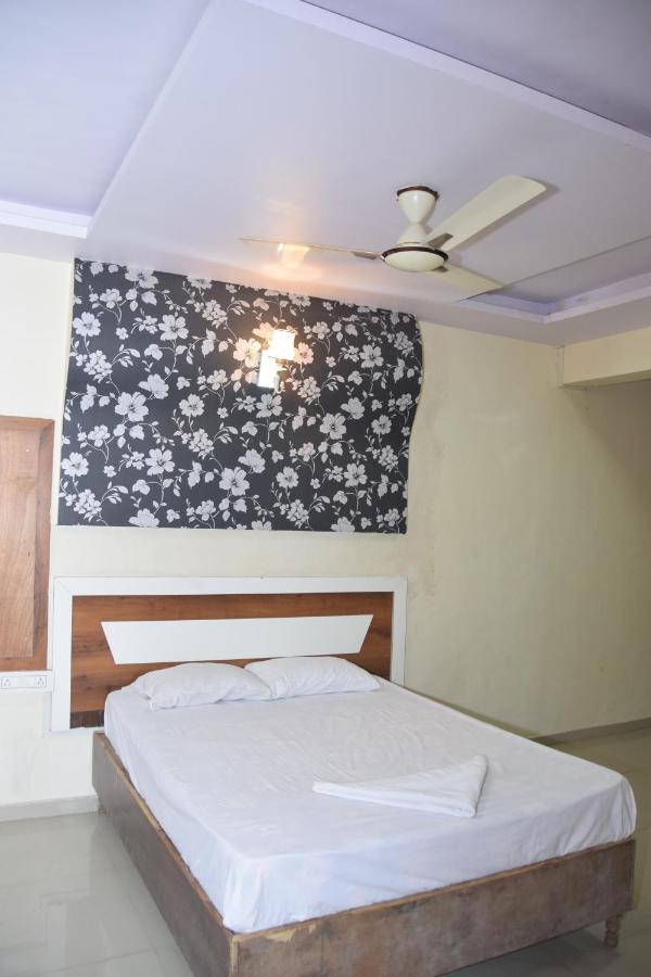 Hotel Riviera Residency Thane Buitenkant foto