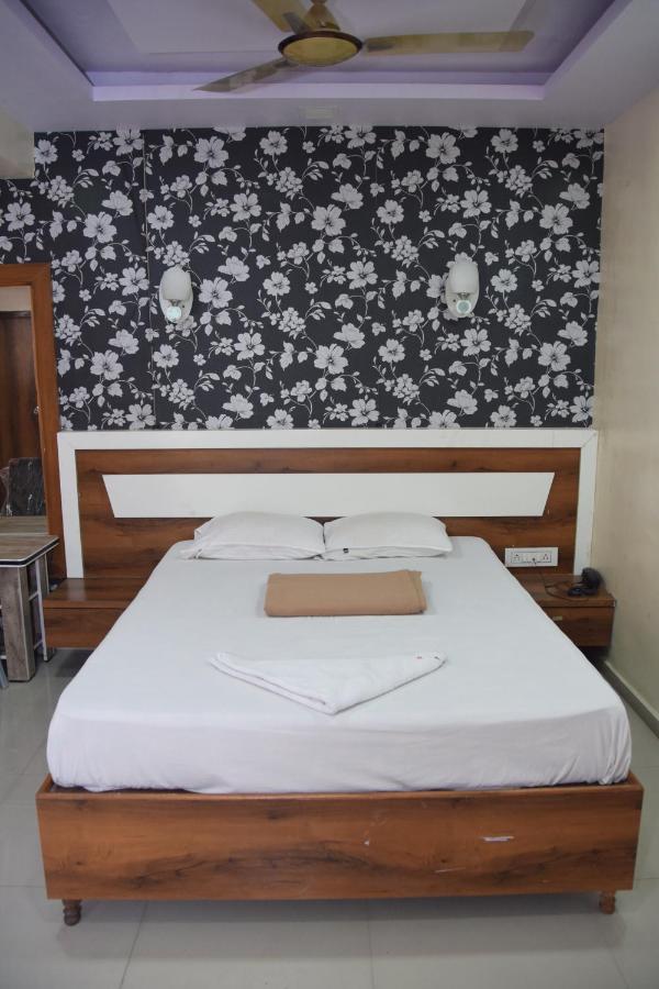 Hotel Riviera Residency Thane Buitenkant foto