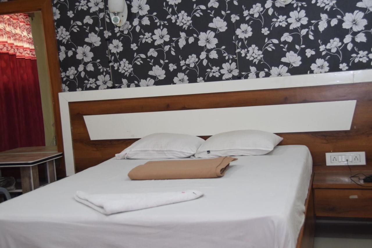 Hotel Riviera Residency Thane Buitenkant foto